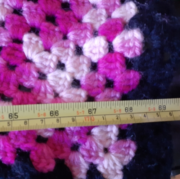 Vintage crochet handmade pink black blanket - Picture 5 of 6